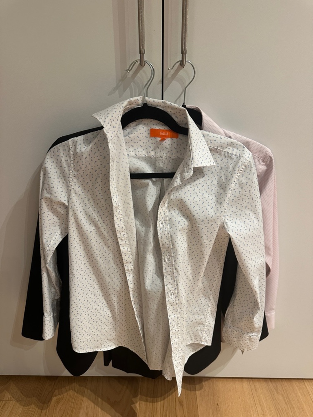 TALLIA White Button-Down Shirt with Tiny Navy Micro-Print